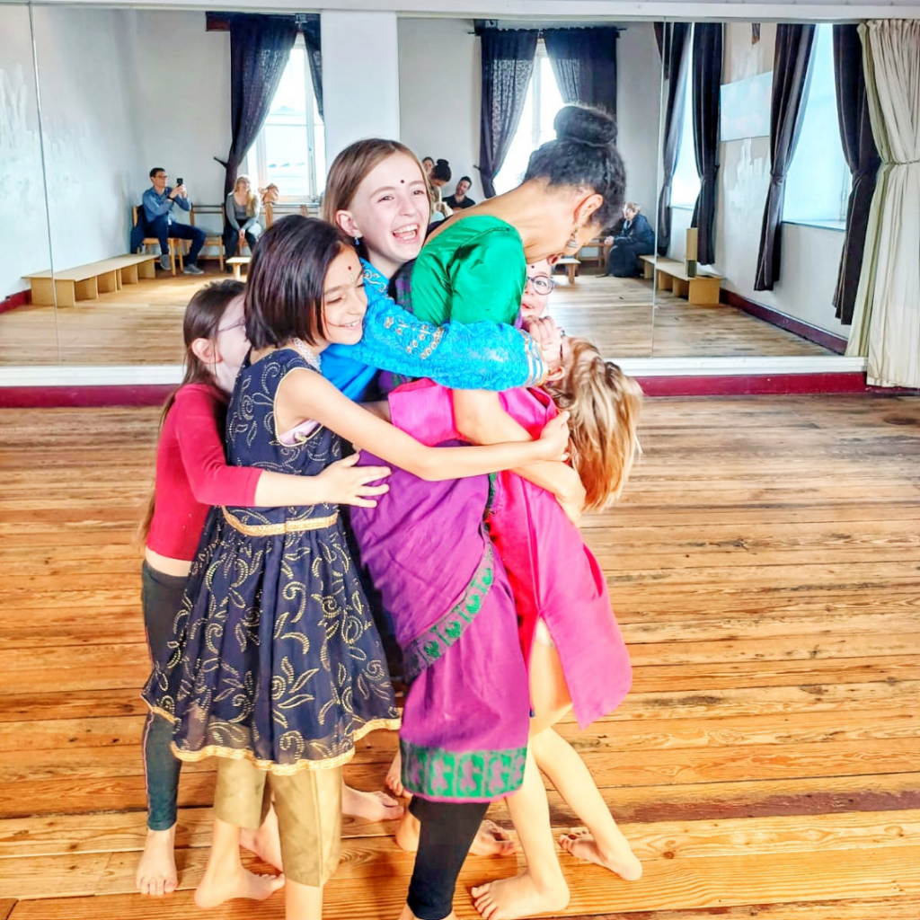 Dounia professeur de bharatanatyam avec son groupe d'enfants à Liège
